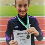 Freut sich über seine Medaille: VfL-Leichtathlet Aron Schneider. Foto: VfL