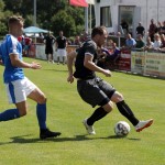 Schirmt den Ball vor seinem Gegner ab: VfL-Spieler Kay Weska. Foto: www.denistrapp.de