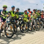 Ob auf dem Rasen oder dem Fahrrad: Die E1-Junioren treten als Team auf. Foto: VfL