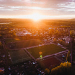 Wundervoll und malerisch: Das Willy-Tröger-Stadion des VfL Pirna-Copitz im Abendlicht. Foto: Daniel Schilf