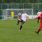 VfL-Mittelfeldspieler Florian Glöß überzeugt mit seiner Ballbehandlung vor den Augen von VfL-Verteidiger Ronald Wolf. Foto: www.denistrapp.de