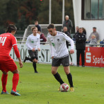 Frische Kräfte: Tom Beyer kontrolliert den Ball, Kai Kemter hinterläuft. Beide VfL-Spieler stammen aus dem Klubnachwuchs. Foto: www.denistrapp.de