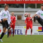 Synchron zum Erfolg: VfL-Spieler Nick Kühnel (li.) und Eric Ranninger (re.) erobern den Ball. Foto: www.denistrapp.de