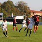 Knöfel im Kopfballduell