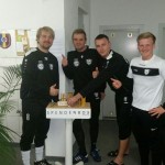 Danke für die Spende! Die zweite VfL-Männermannschaft unterstützt den VfL-Holzspielplatz. Foto: VfL