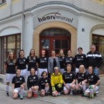 Besuch beim Sponsor &quotHaarwurzel" in Pirna: die VfL-Frauenmannschaft 2019/2020. Foto: VfL
