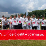 Landesliga-Vizemeister! Der Kreissportbund Sächsische Schweiz-Osterzgebirge ehrte die U19 des VfL in Zusammenarbeit mit der Ostsächsischen Sparkasse Dresden. Foto: VfL