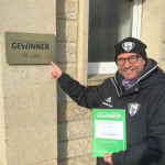 VfL-Geschäftsführer Rico Martin präsentiert die Gewinnerplakette des Vereinswettbewerbes von &quotSo geht sächsisch." und dem Landessportbund. Foto: VfL