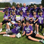 So jubelt ein Meister: Die D1-Jugend des VfL Pirna-Copitz freut sich über den Staffelsieg in der Landesklasse Ost. Foto: VfL/rz