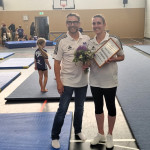 VfL-Geschäftsführer Rico Martin zeichnete VfL-Übungsleiterin Maren Theis im Rahmen des VfL-Schauturnens 2025 aus. Foto: VfL