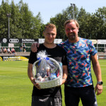 Stefan Bohne, erster Vorsitzender des VfL, verabschiedet und ehrt John-Benedikt Henschel nach neun Jahren in Lila-Weiß. Foto: VfL/Maximilian Arlt/Kassandra Große