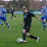 Ronny Kreher vom VfL Pirna führt den Ball am Fuß. Foto: Marko Förster