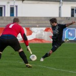 Richard Lätsch taucht vor dem gegnerischen Keeper auf und zieht ab. Foto: Marko Förster