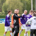 Zufrieden mit seinen Spielern: VfL-Trainer Nico Däbritz klatscht sein Team ab. Foto: Marko Förster