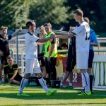 Wechsel und Zusammenhalt beim VfL: Henschel kommt für Hartmann in die Partie. Foto: Marko Förster