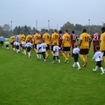 Die jungen VfL-Talente liefen schon mit den Dynamo-Profis auf den Rasen. Foto: VfL