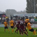 Regenschirme auf der Tribüne, Trubel im Stadion. Foto: VfL/J. Dörner