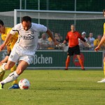 VfL-Torjäger Adis Islamovic schirmt den Ball gegen die Dynamo-Defensive ab.