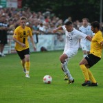 Mit Einsatz: VfL-Spieler Robert Pietsch geht an Dynamo-Kapitän Cristian Fiel vorbei.