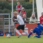 Dribbelstark: Tobias Naumann vom VfL vernascht an der Außenlinie seinen Gegenspieler. Foto: Marko Förster