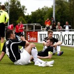 Enttäuscht sitzt das VfL-Team auf dem Rasen. Foto: Marko Förster