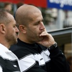 VfL-Trainer Jugo (re.) berät sich mit Enrico Mühle. Foto: Marko Förster