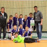 Neun glückliche VfL-Fußballer und ihre stolzen Trainer Alfred Jochmann (li.) und Thomas Leuner (re.). Foto: Marko Förster