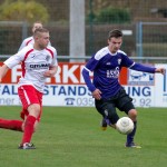 Im Laufduell und den Ball im Auge: Martin Schmidt vom VfL und sein Gegenspieler. Foto: Marko Förster