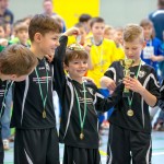 Zeig mal Deine Medaille: Die VfL-Kinder freuen sich über einen Turniersieg. Foto: Marko Förster
