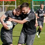 Zusammenhalt! Martin Schmidt (re.) freut sich mit Florian Kärger vom VfL Pirna. Foto: Marko Förster