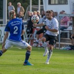 VfL-Kämpfer Richard Lätsch nimmt den Ball vor seinem Gegenspieler an. Foto: Marko Förster