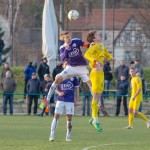 Sprungstark: Hendrik Geißler köpft dort, wo sonst nur Flugzeuge verkehren. Foto: Marko Förster