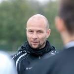 VfL-Trainer Nico Däbritz: Motivierende Worte für die Mannschaft. Foto: Marko Förster