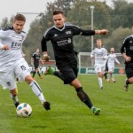 Ball im Blick, Gegner auf Distanz: VfL-Verteidiger Robert Kluttig. Foto: Marko Förster