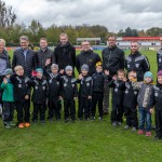 Kinder-Vorfreude auf den Spielplatz: Zum Abschluss der Spendensammlung besuchte Oberbürgermeister Klaus-Peter Hanke (2.v.l.) den VfL Pirna. Foto: Marko Förster