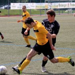 VfL-Stürmer Kleber geht vor den Augen von Paulus in den Zweikampf. Foto: Fanreport.com