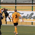 Der Pfiff blieb aus - obwohl VfL-Spieler Hartmann im Strafraum weggerempelt wird. Foto: Fanreport.com