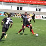 VfL-Verteidiger Steffen Dörner drängt zum Ball und den Gegner ab. Foto: Karsten Hannover/Grimma