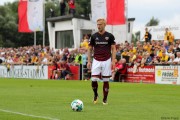 Freistoß vor guter Kulisse: Das Dynamo-Testspiel in Pirna. Foto: www.denistrapp.de