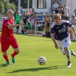 Dynamisch in Lila-weiß: Kevin Schur dribbelt an seinem Gegenspieler vorbei. Foto: Marko Förster