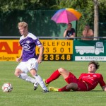 VfL-Spielgestalter Tobias Naumann bleibt im Zweikampf obenauf. Foto: Marko Förster