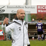 Zufriedenes Abklatschen: Nico Däbritz trainiert den VfL Pirna. Foto: Marko Förster