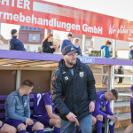 Dirigiert von der Seitenlinie aus: VfL-Cheftrainer Nico Däbritz. Foto: Marko Förster