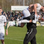 Komm in meine Arme! VfL-Coach Elvir Jugo stemmt Richard Lätsch in die Luft, Hendrik Geißler schaut zu. Foto: Marko Förster