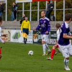 Ball am Fuß, Blick oben: VfL-Defensivstratege Jan Benes. Foto: Marko Förster