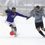 Hand in Hand beim Schneewalzer: VfL-Angreifer Islamovic und sein Gegenspieler. Foto: Marko Förster