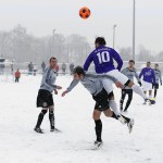 VfL-Stürmer Islamovic kämpft gegen Schnee und Gegner um den orangenen Ball. Foto: Marko Förster