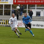 Im Gleichschritt: John Braun vom VfL und sein Gegenspieler. Foto: Marko Förster