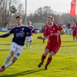 Ball im Blick, Gegner leicht auf Distanz: So zieht VfL-Stürmer Marius Riedel am liebsten zum Tor. Foto: Marko Förster