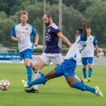 Christoph Hartmann hält sich seinen Gegenspieler fern und führt den VfL Pirna als Kapitän. Foto: Marko Förster